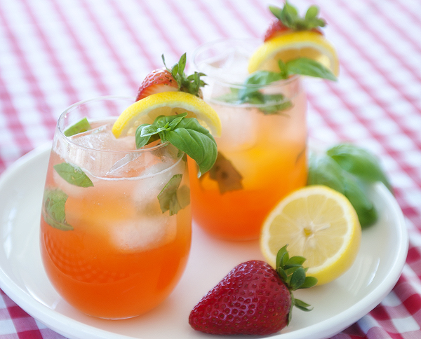 Strawberry Basil Lemonade with vodka